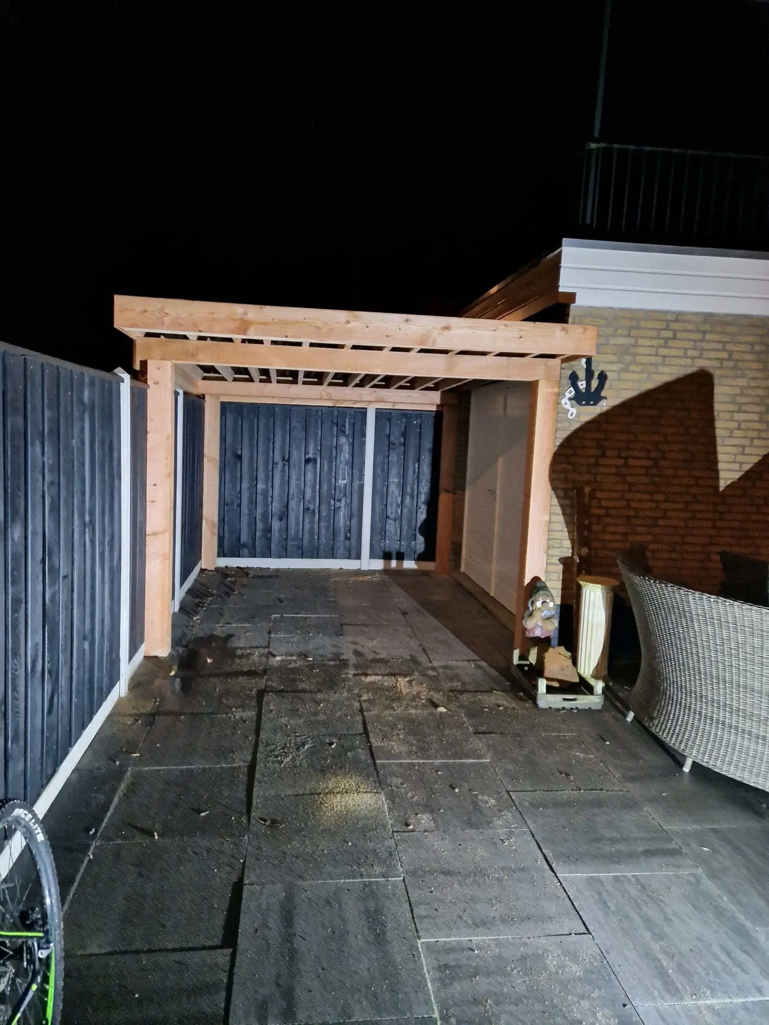 Carport in tuin